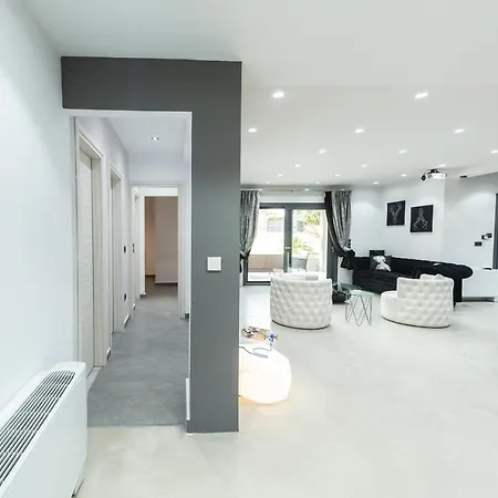 Athos Apartment *